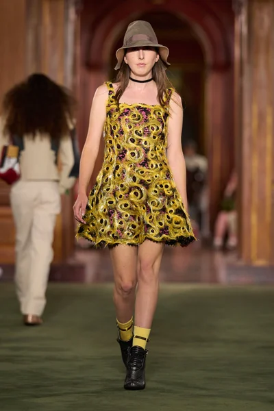 Look 10